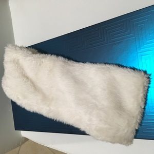 Women’s faux fur head wrap.